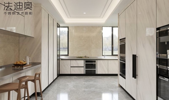 Armarios de cocina de acero inoxidable en forma de U con revestimiento de piedra sinterizada con elegancia en blanco